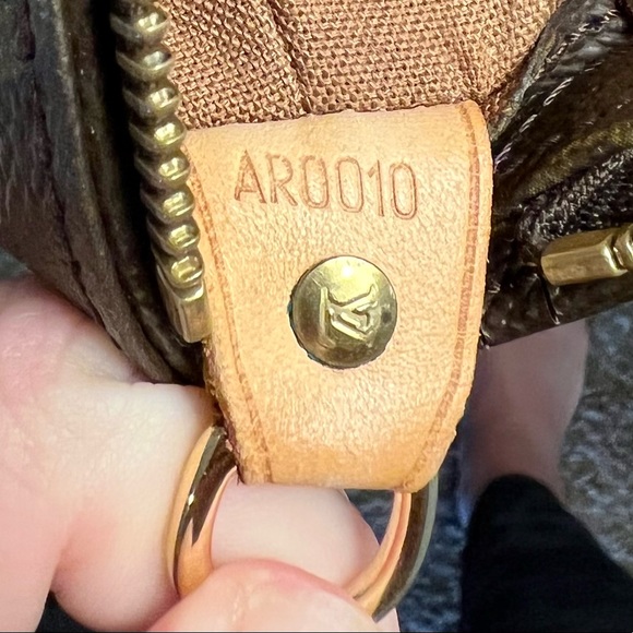 Authentic Louis Vuitton Monogram Mezzo - Picture 10 of 10